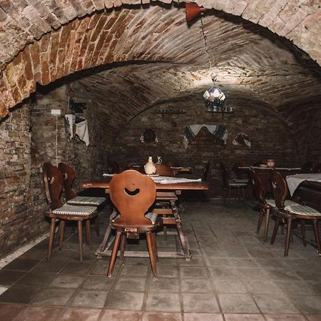 Hotel Marion Dumbraveni  Buitenkant foto