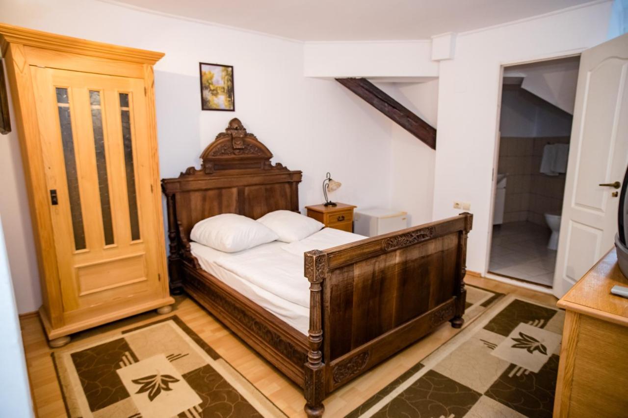 Hotel Marion Dumbraveni  Buitenkant foto