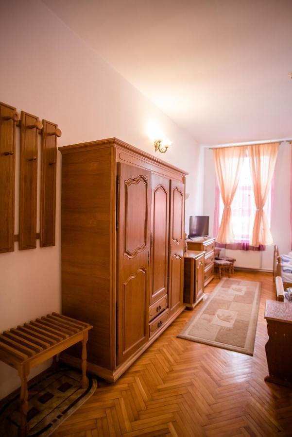 Hotel Marion Dumbraveni  Buitenkant foto