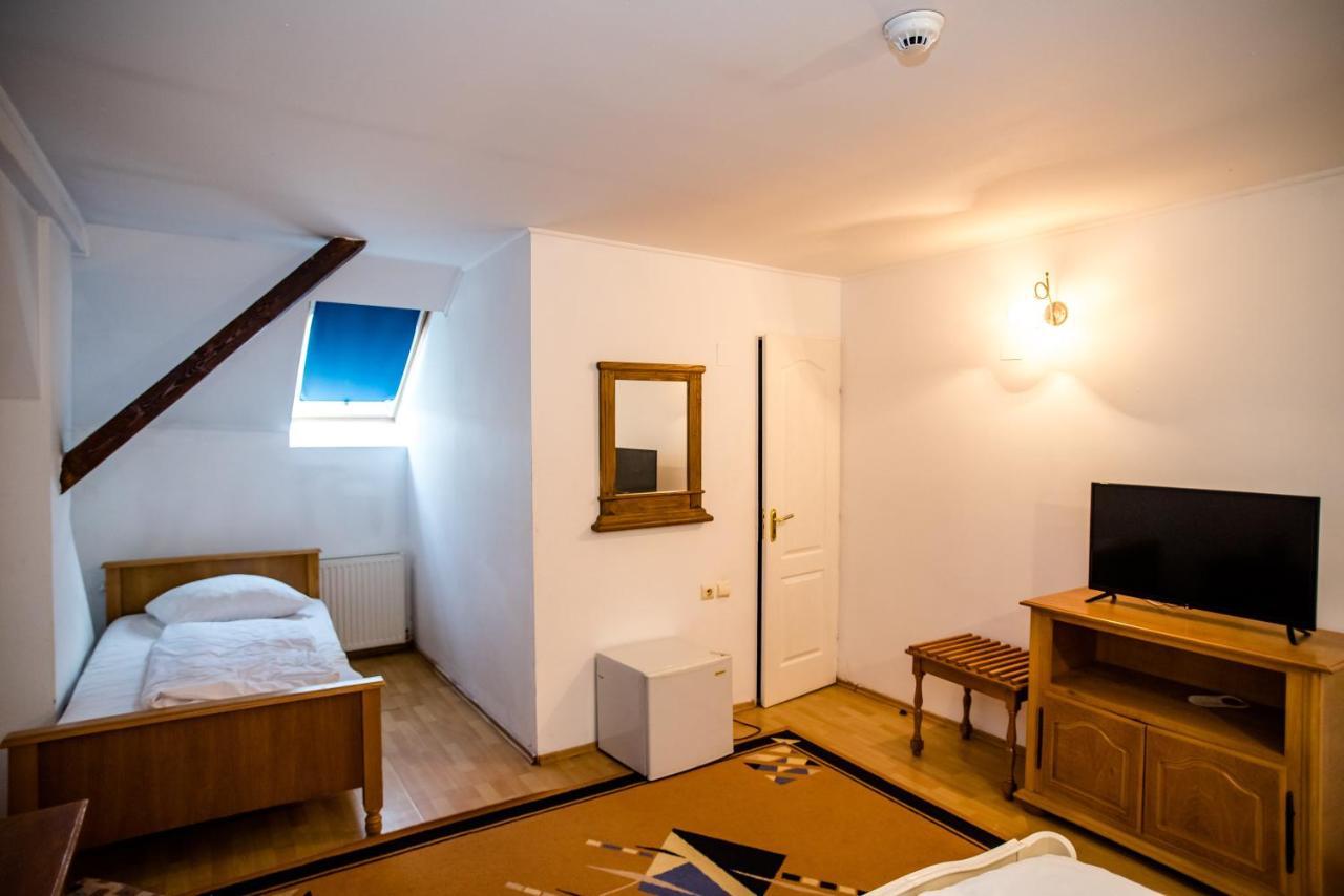 Hotel Marion Dumbraveni  Buitenkant foto
