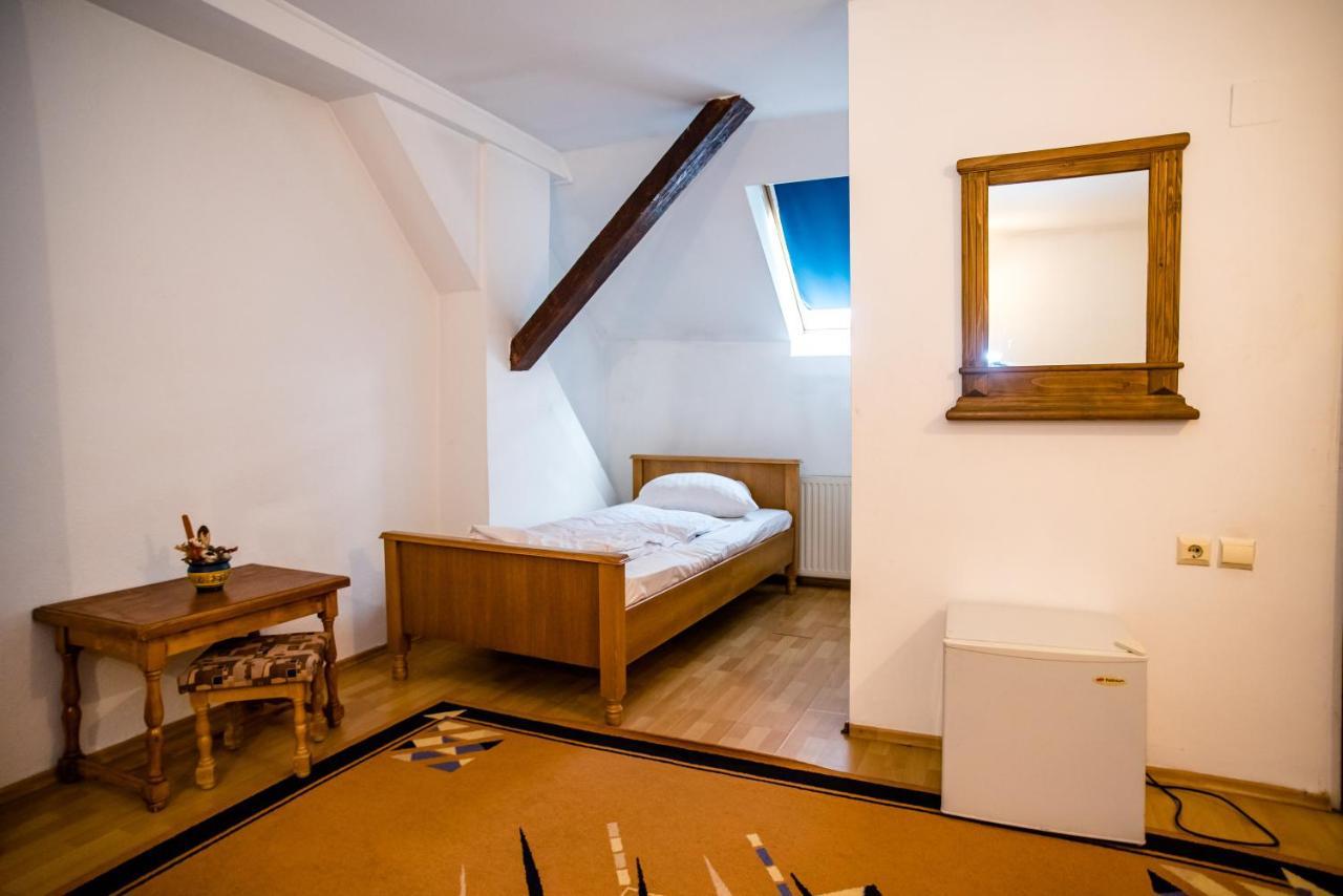 Hotel Marion Dumbraveni  Buitenkant foto